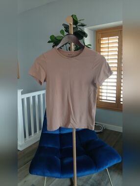 SKIMS Seamless Short Sleeve T Shirt in Ochre. Size L